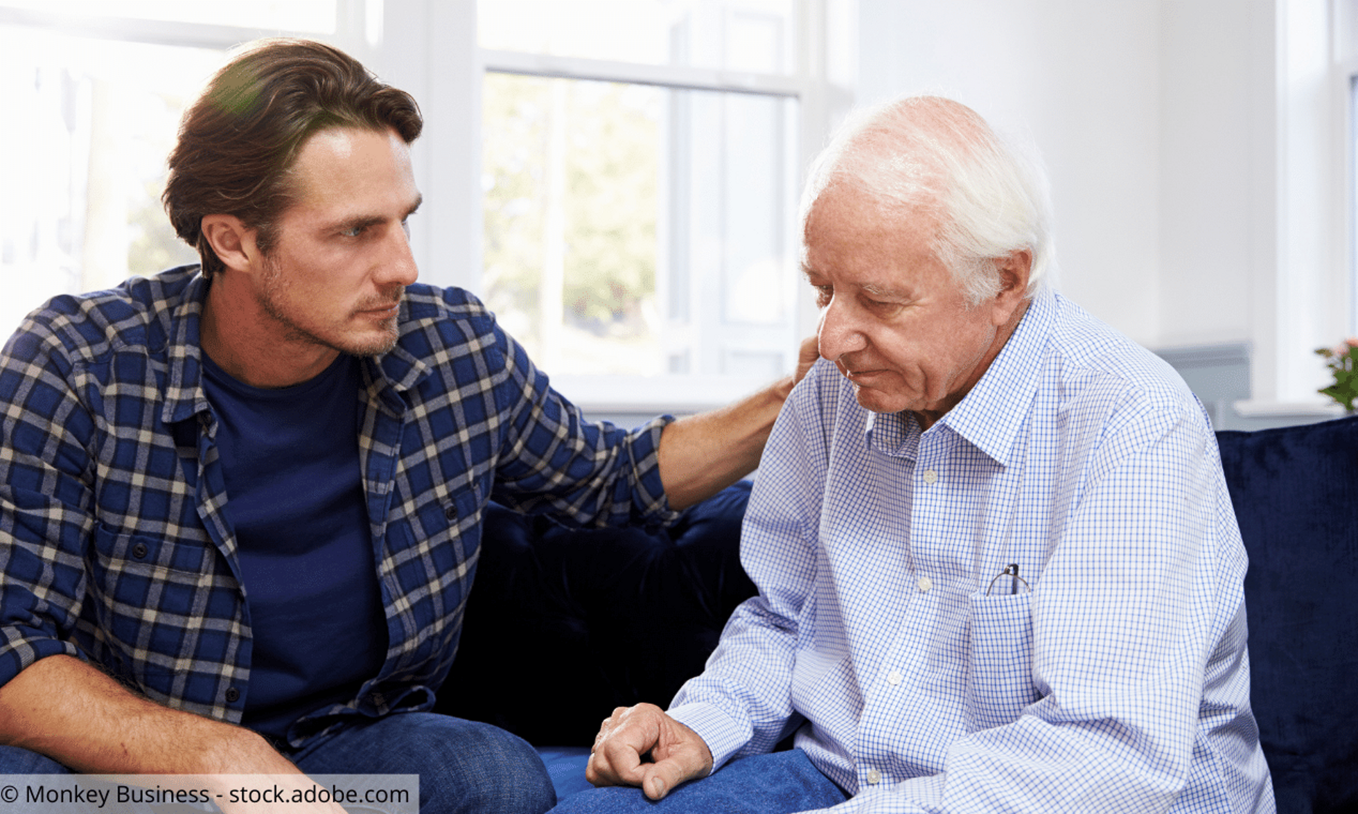 Älterer Vater und Sohn bei einem Gespräch, Sohn guckt Vater verständnisvoll an