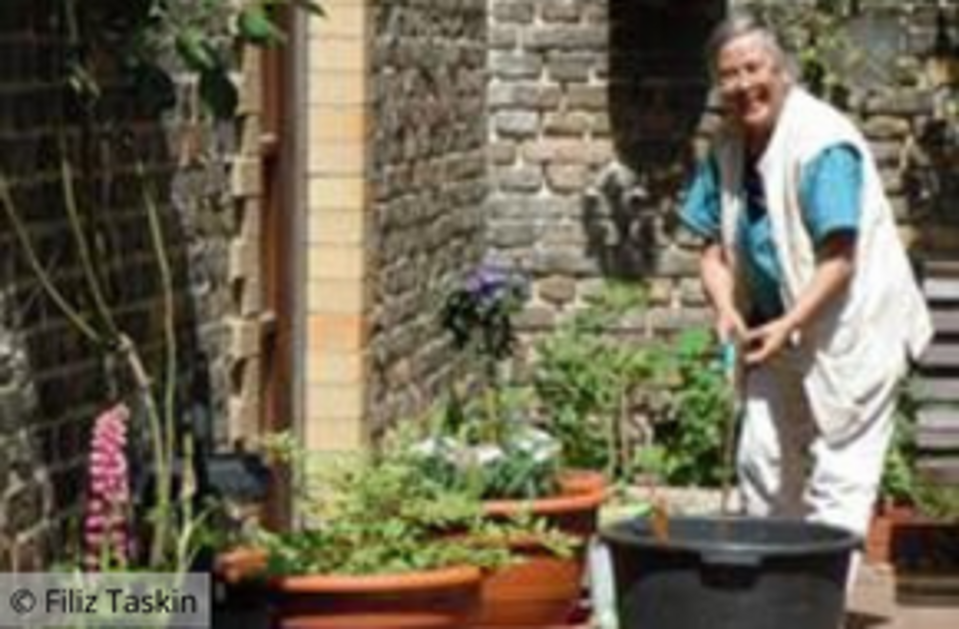 Foto einer Frau bei Gartenarbeit