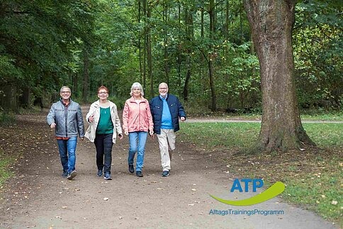 4 ältere Menschen beim Spazieren