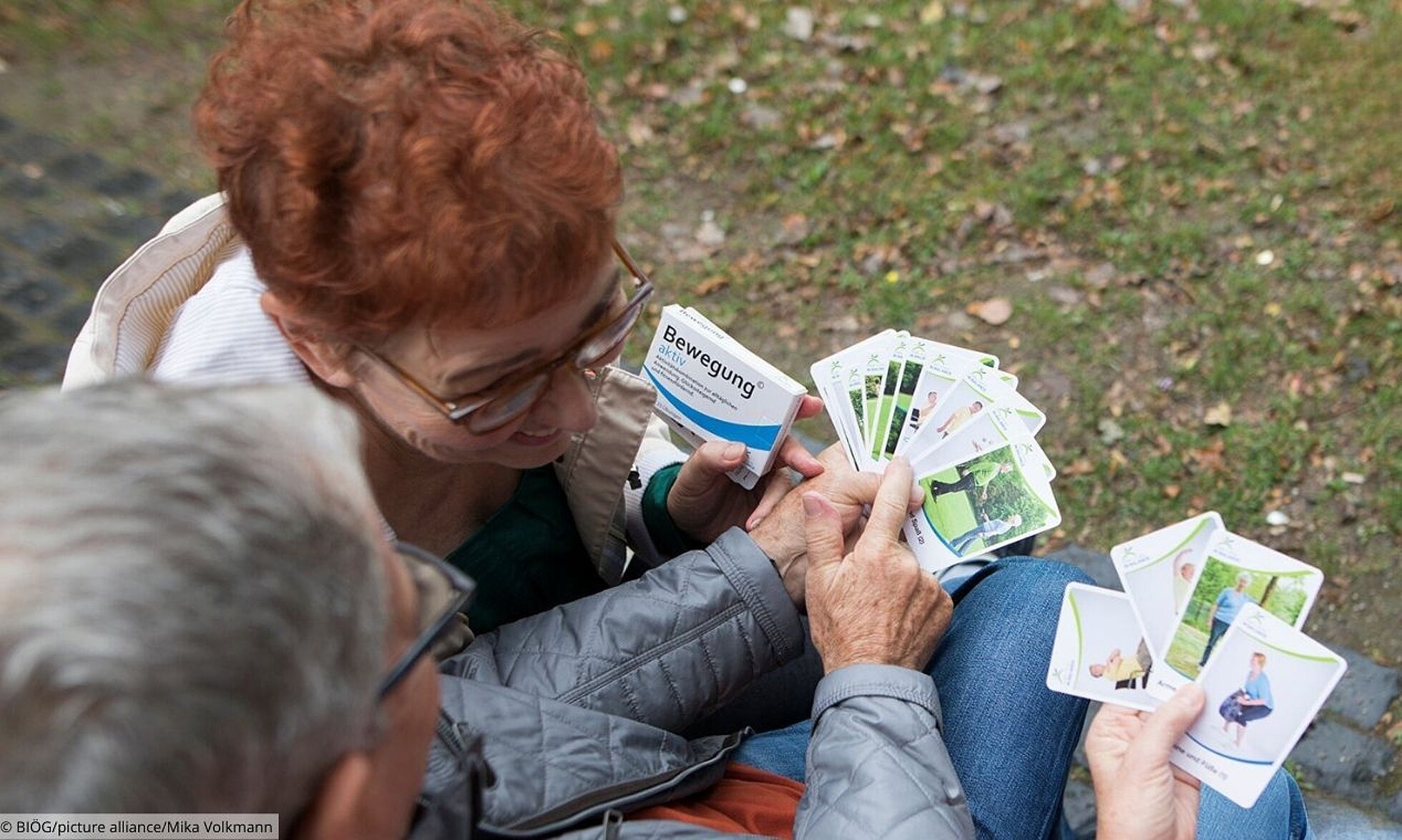 Gruppe älterer Menschen mit Karten der Bewegungspackung