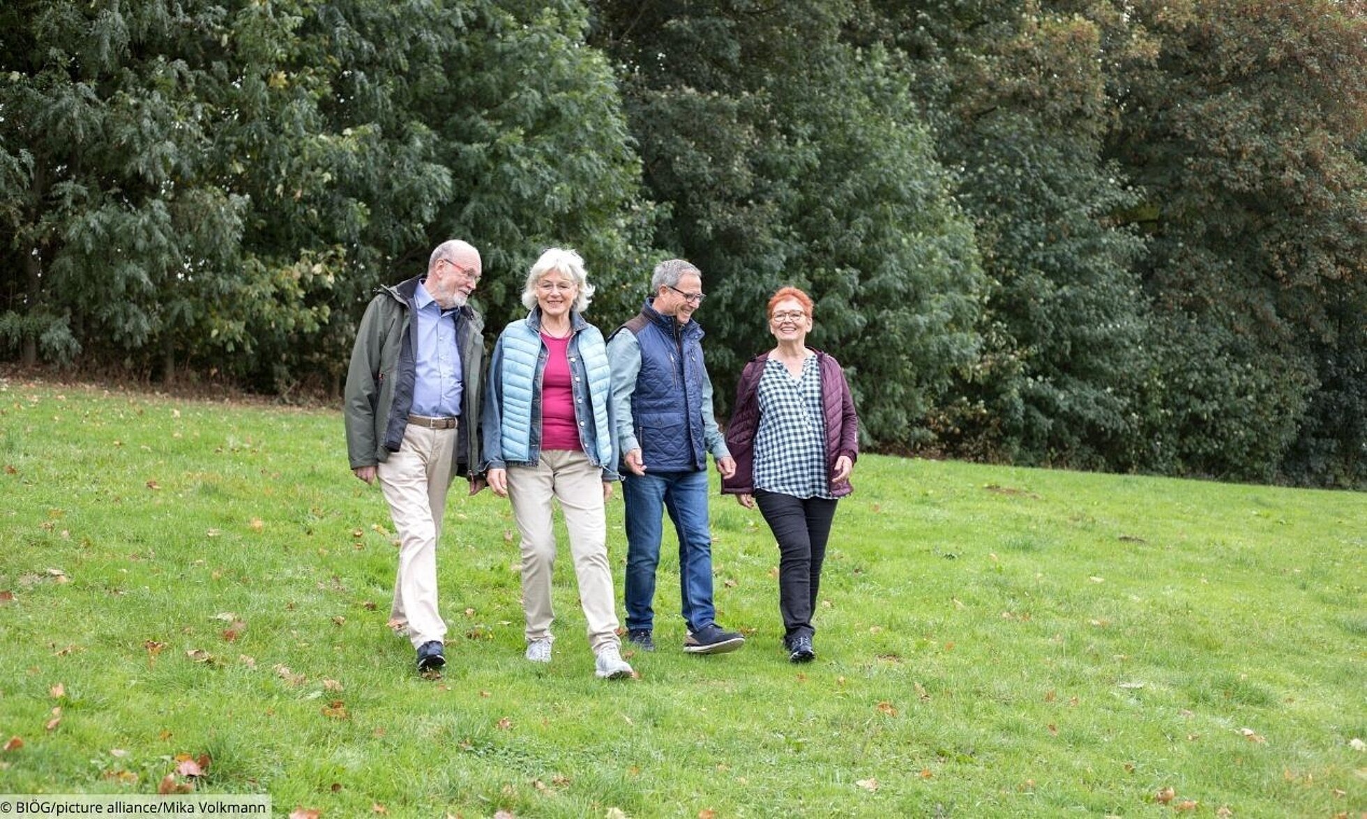 Bewegungstreffs Gruppe älterer Menschen bei Bewegungsübungen im Freien