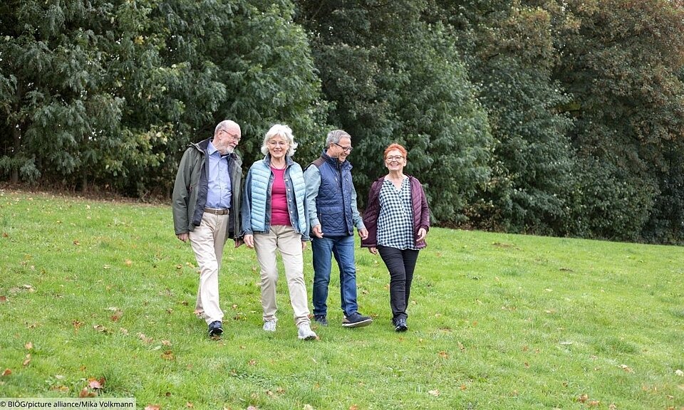Gruppe älterer Menschen bei Bewegungsübungen im Freien