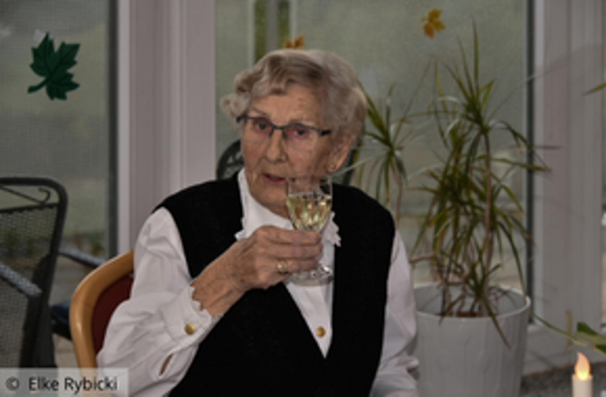 Edith Röseler (87 Jahre) mit Sektglas in der Hand