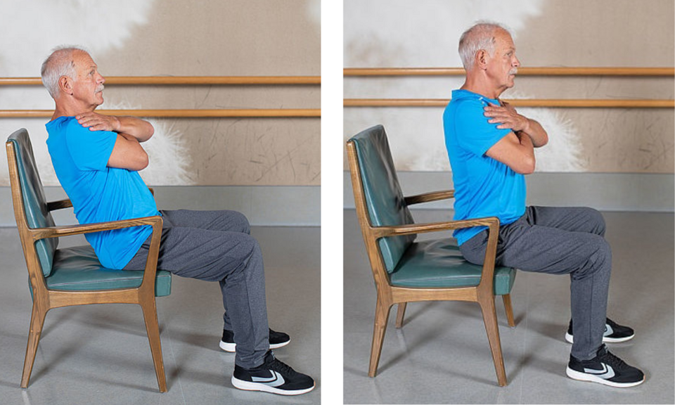 Mann sitzt auf Stuhlkante und bewegt Oberkörper nach hinten und zurück