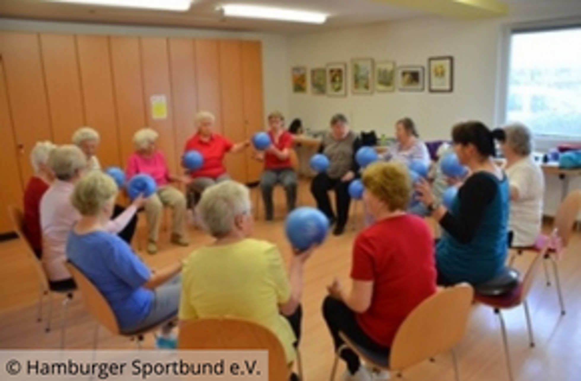 Gruppe von Menschen sitzt im Kreis, jeder mit einem ball in der Hand