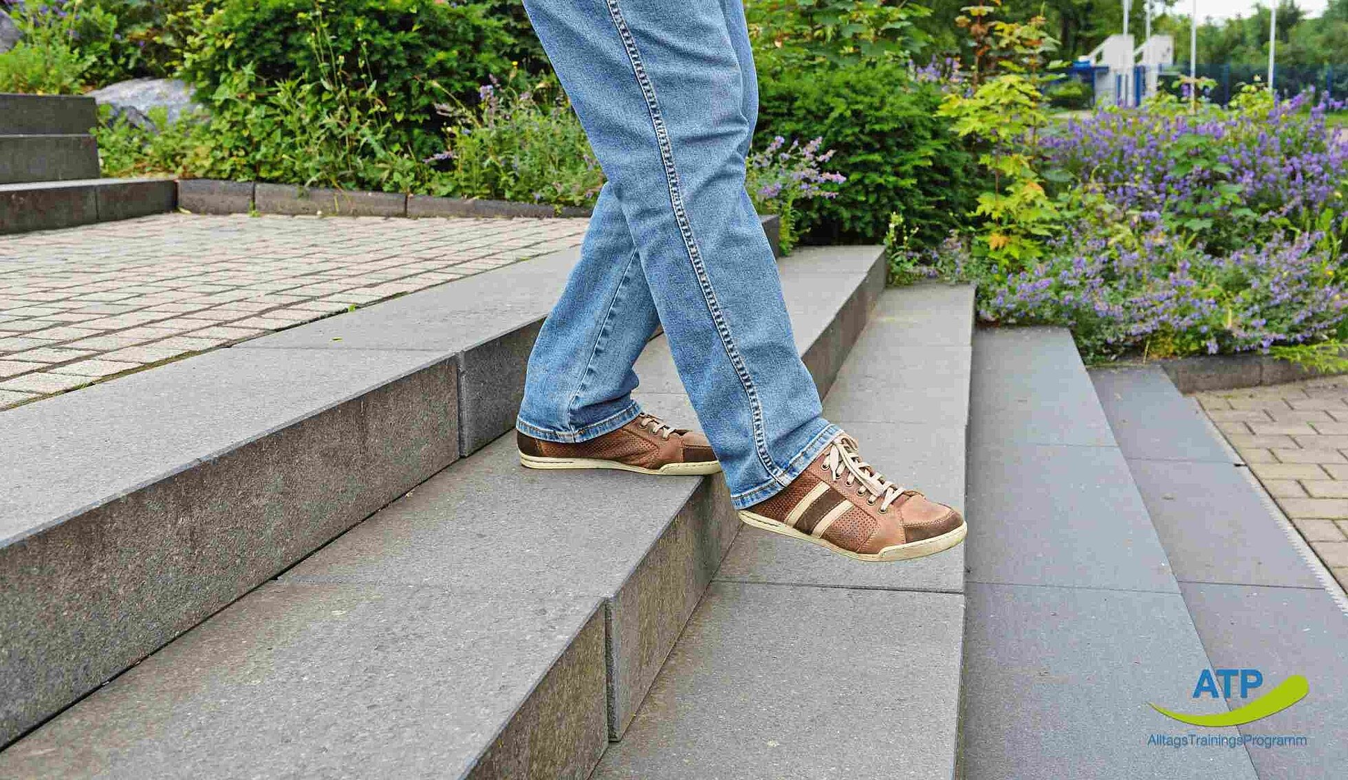 ATP Übung 10 Ältere Mann geht Treppe hinab