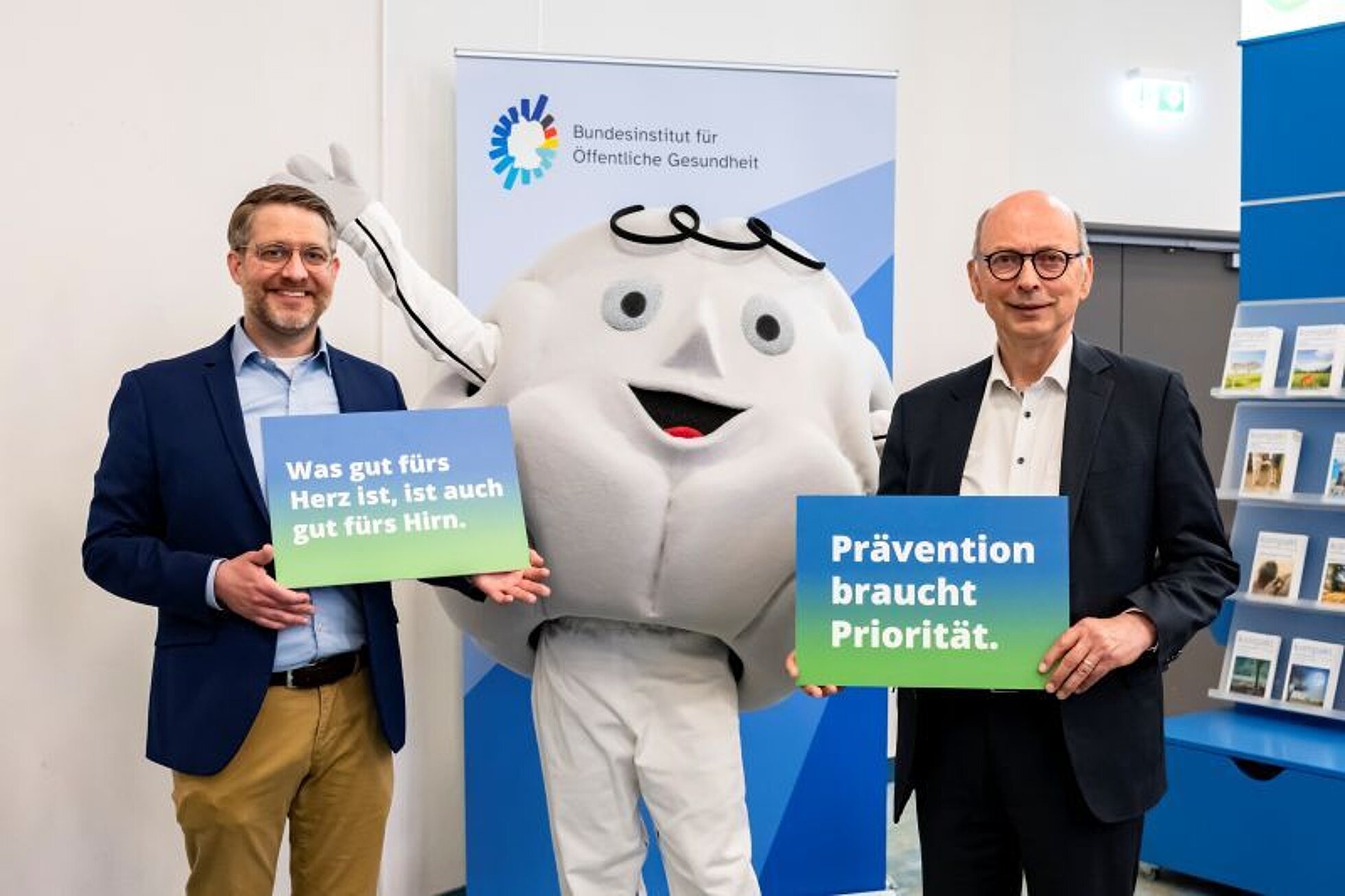 Bundeskonferenz Gesundes Alter 2026 Bundeskonferenz Gesundes Alter 2026: Dr. NIeßen und Dr. Aluttis mit Maskottchen