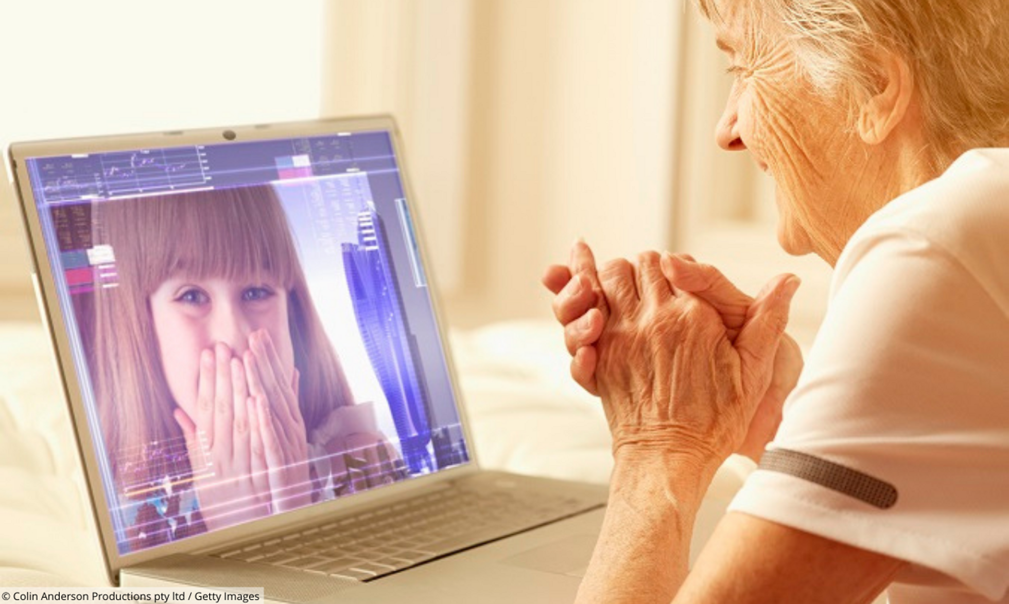 Seniorin hält am Laptop ein Videochat mit ihrer Enkelin
