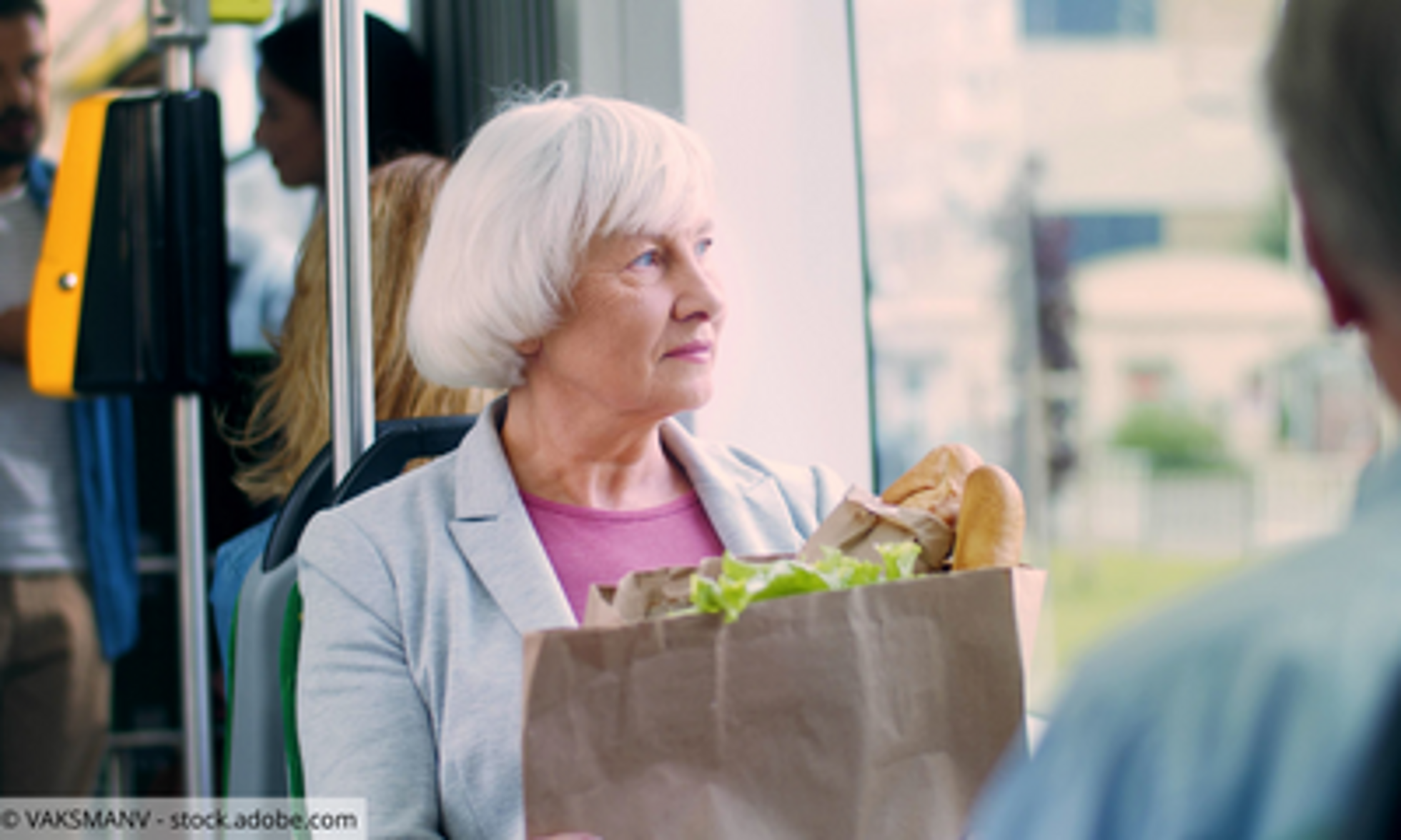 Seniorin im Bus mit Einkaufstüte