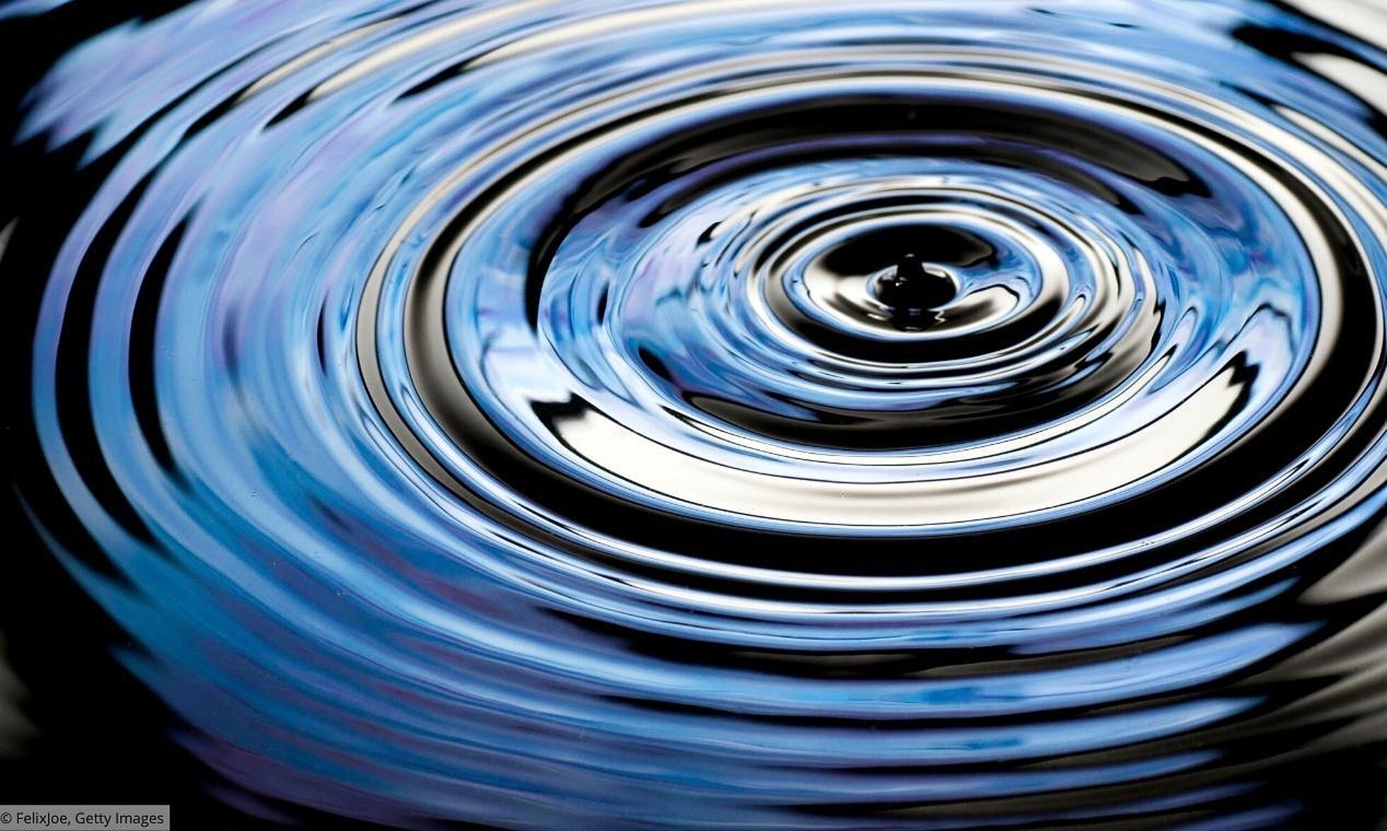 Tropfen bilden Ringe im Wasser