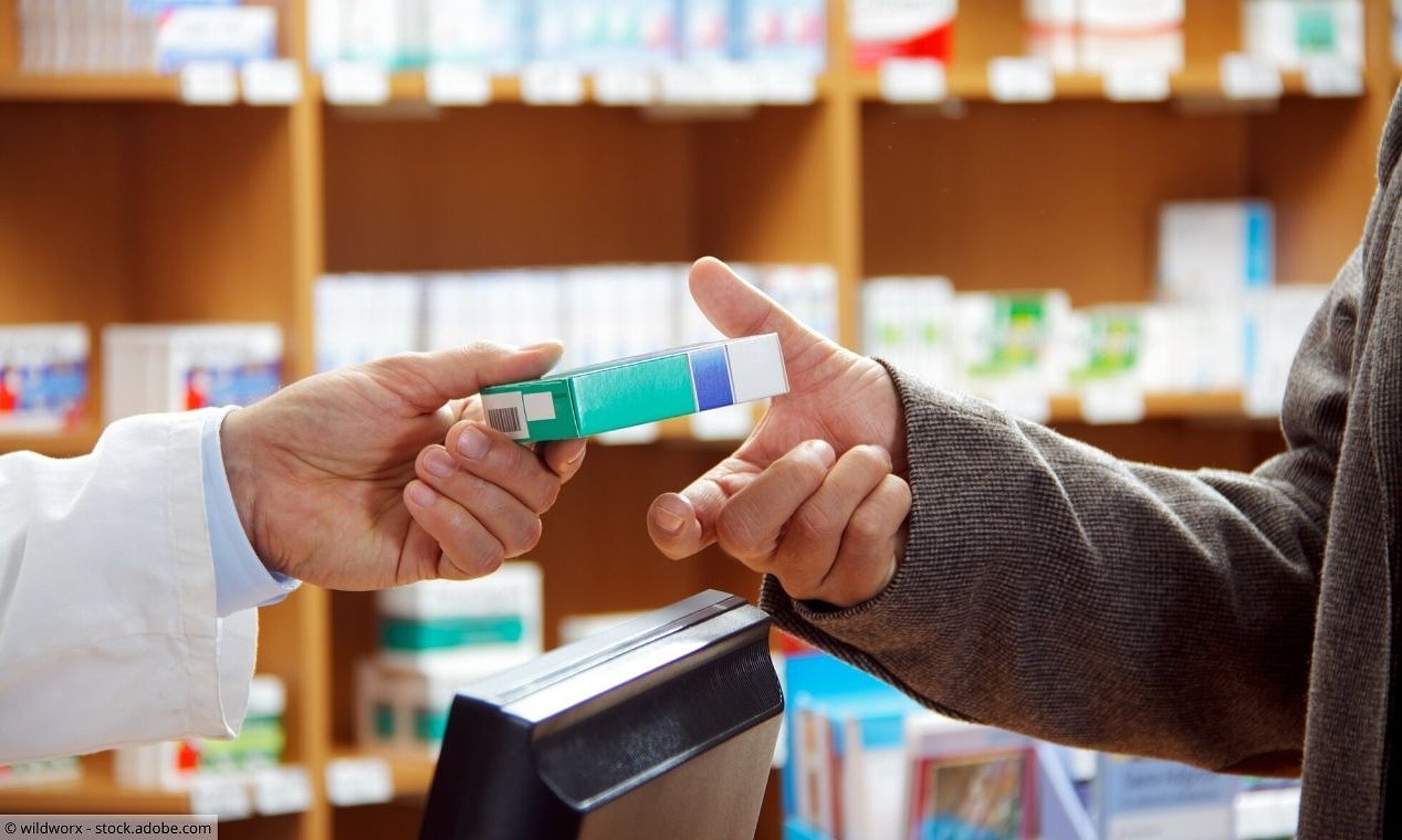 Nahaufnahme Apothekerin gibt Packung Tabletten an Kundin