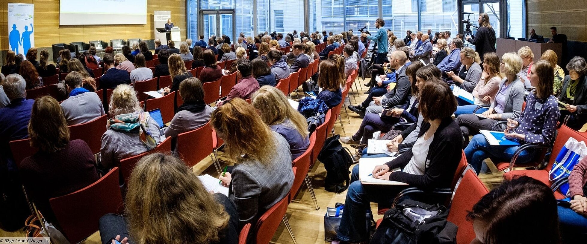 Teilnehmerinnen und Teilnehmer bei einer BZgA-Konferenz "Gesund und aktiv älter werden"