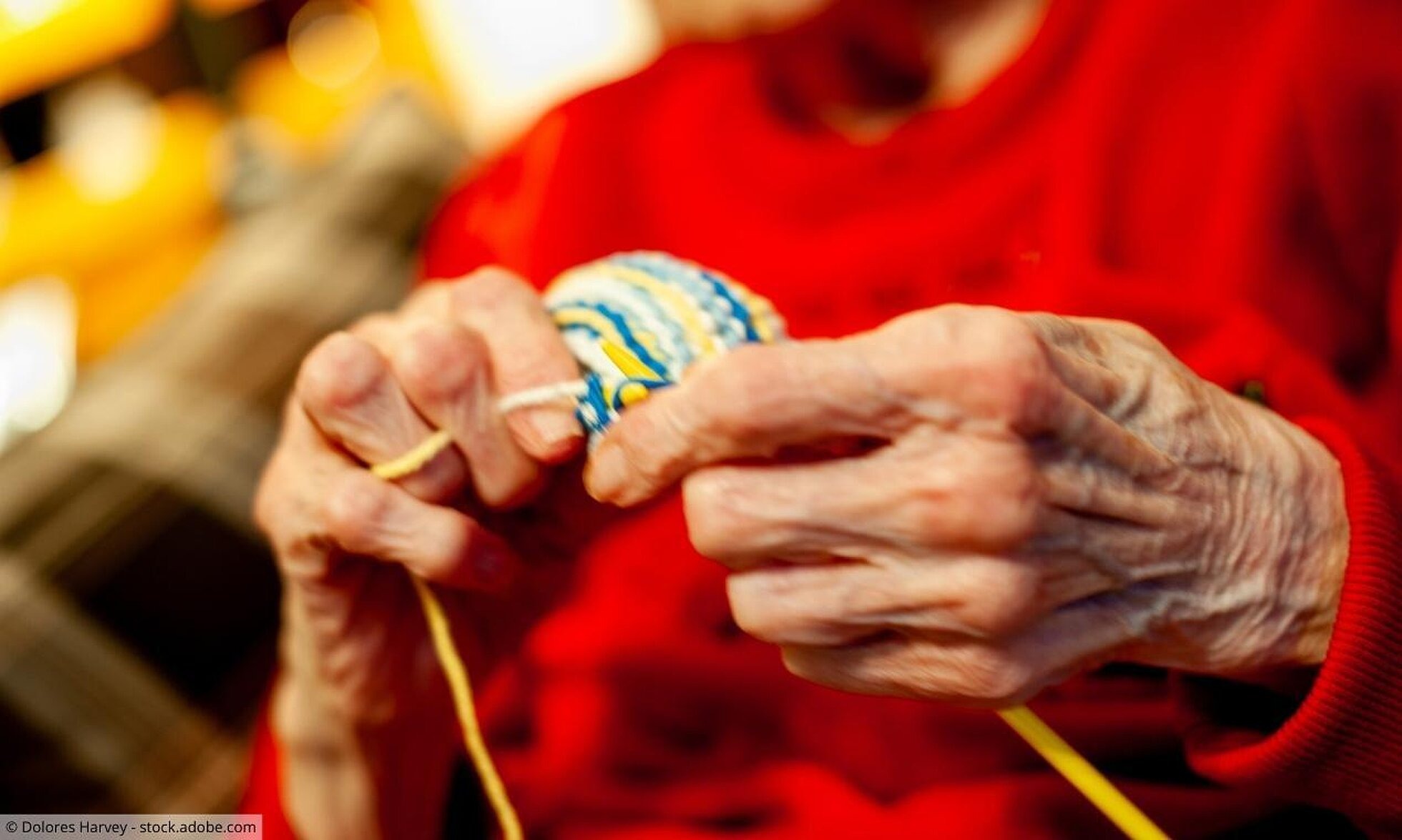 Dünne Seniorin beim Stricken