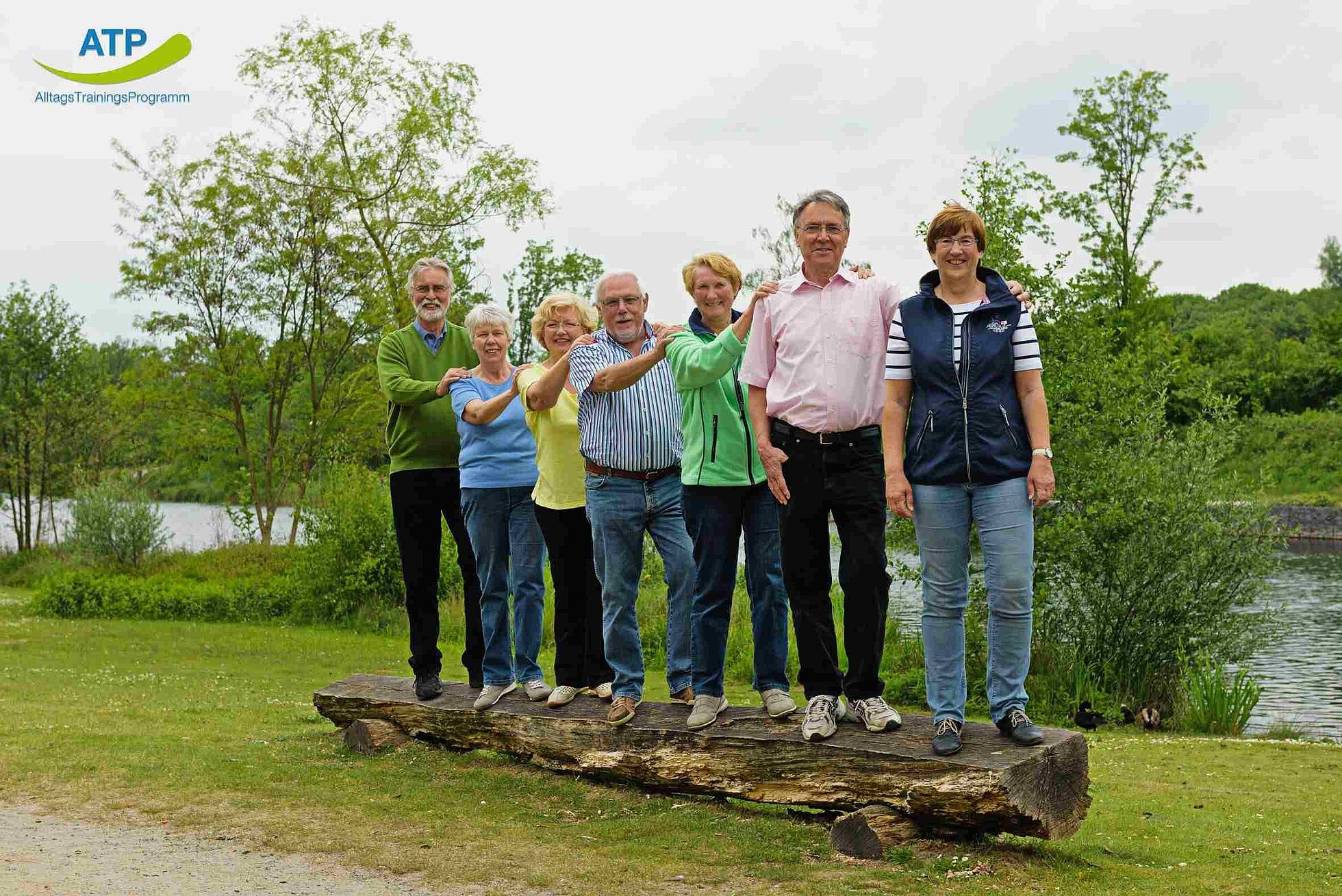 ATP Übung 6 7 ältere Menschen balancieren auf einem Baumstamm