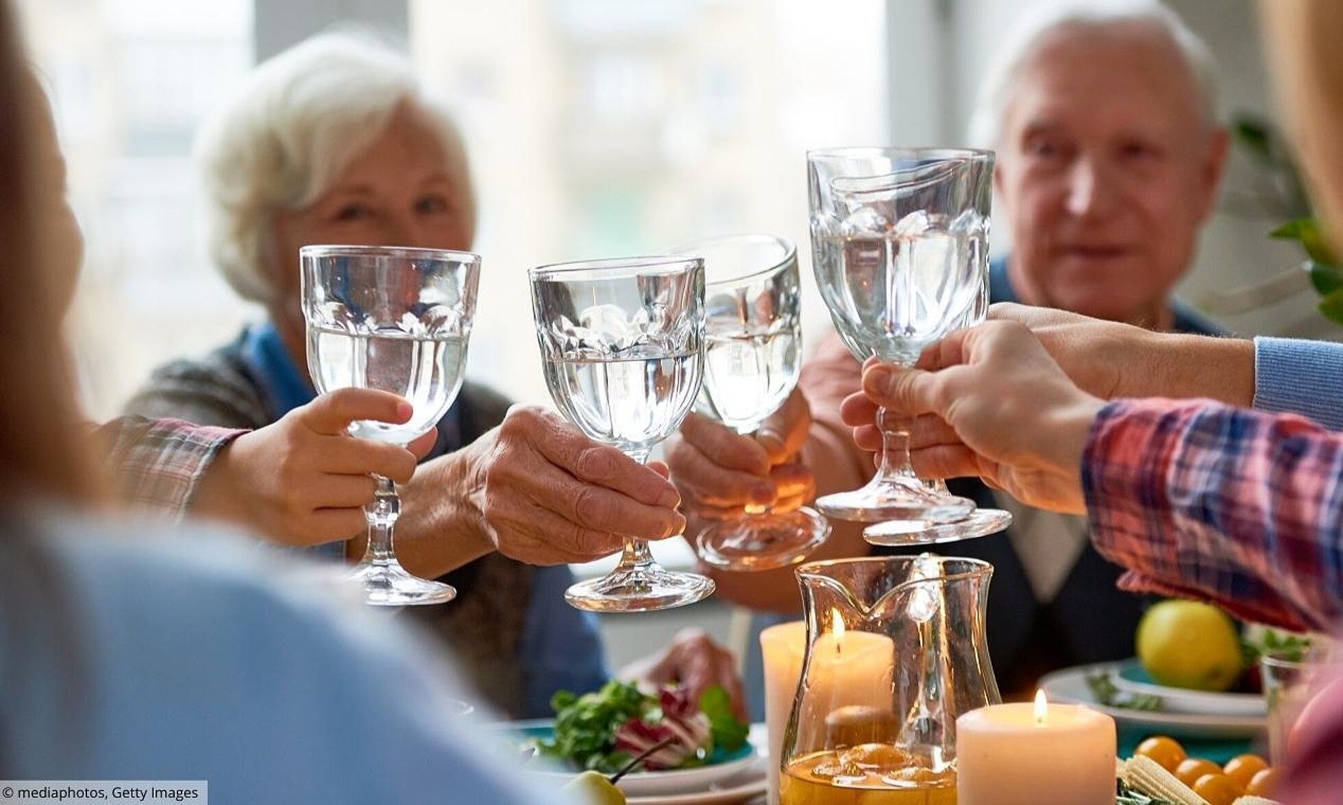 Gruppe älterer Menschen stößt mit Wasser an