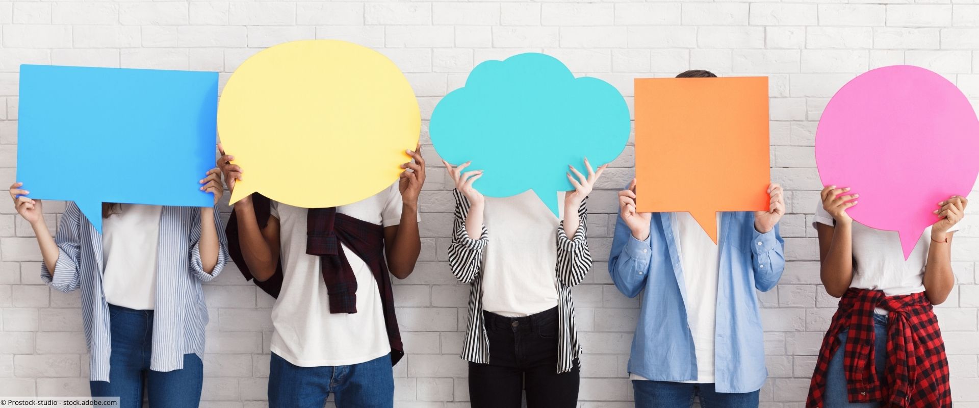 Aktuelle Projekte 5 Personen halten Sprechblasen vor ihr Gesicht